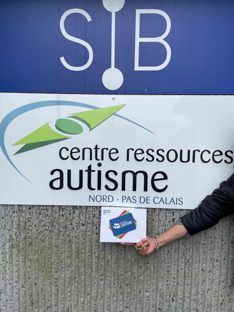 514055156_1116581873852943_6202056316655674231_n Centre ressources autisme Nord-Pas de Calais avec main tenant une carte explicative